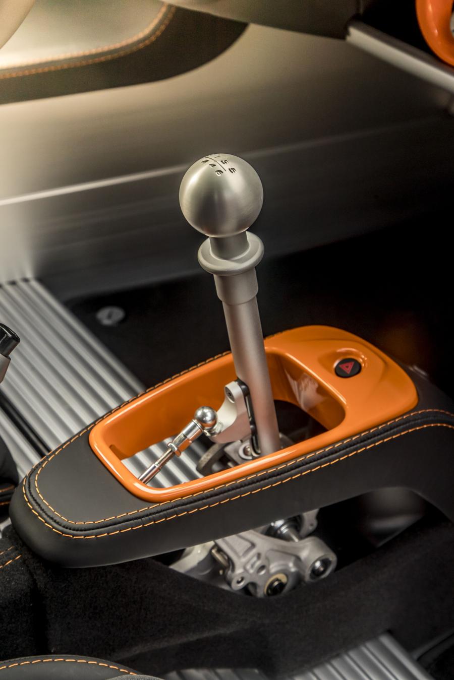 Детали интерьера Lotus Exige Sport 350 2019 года  (WW) (фото 3 из 23)